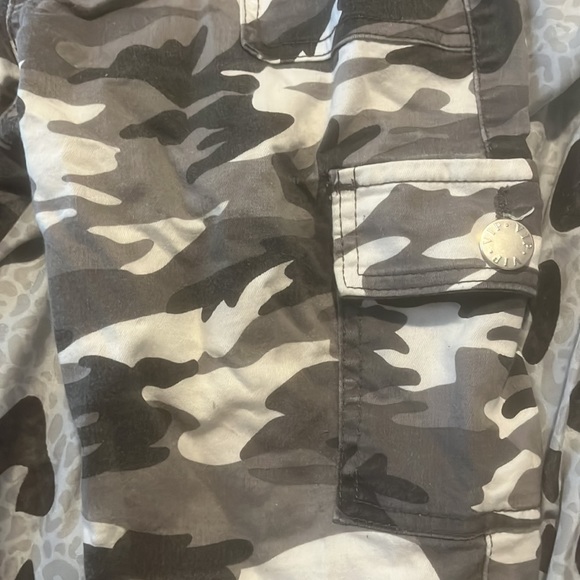 the camo cargos are really in style nowdays for the teenagers - Picture 3 of 4